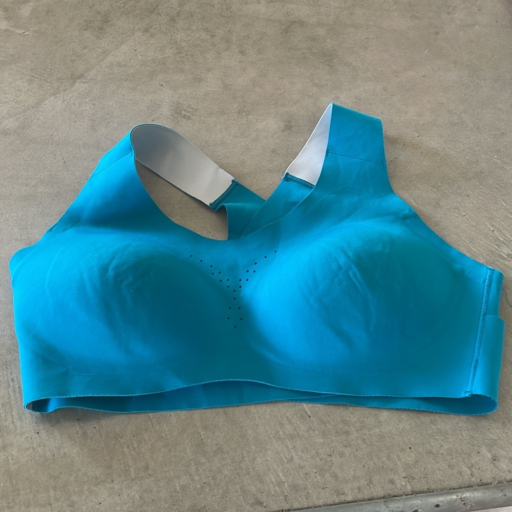 Brooks Dare Crossback sports bra. Size L